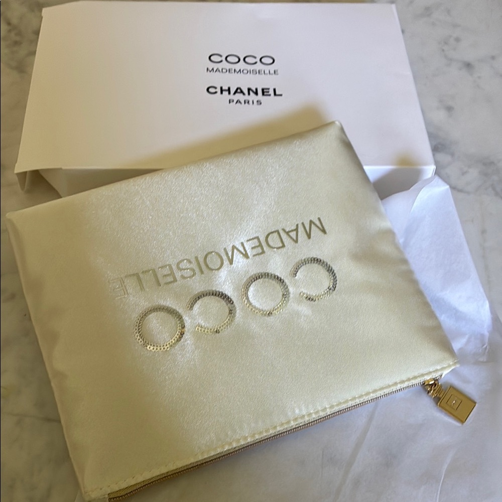 New with tag🩷Chanel Cream Cosmetic Bag with Iconic Branding with box💕 - Picture 2 of 3